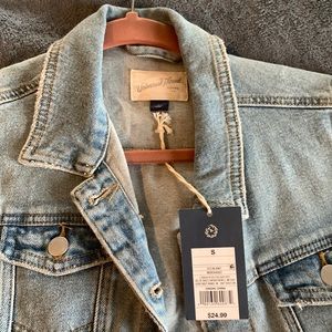 Sleeveless denim jacket. Size small